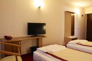 Отель Hotel Carpați Предял Стандартный двухместный номер с 2 отдельными кроватями-3
