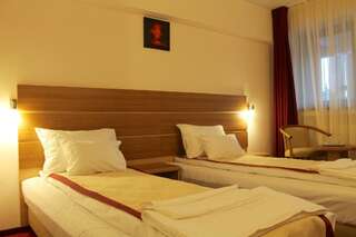 Отель Hotel Carpați Предял Стандартный двухместный номер с 2 отдельными кроватями-6
