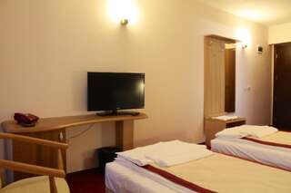 Отель Hotel Carpați Предял Стандартный двухместный номер с 2 отдельными кроватями-7