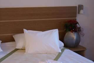 Отель Hotel Carpați Предял Стандартный двухместный номер с 2 отдельными кроватями-11